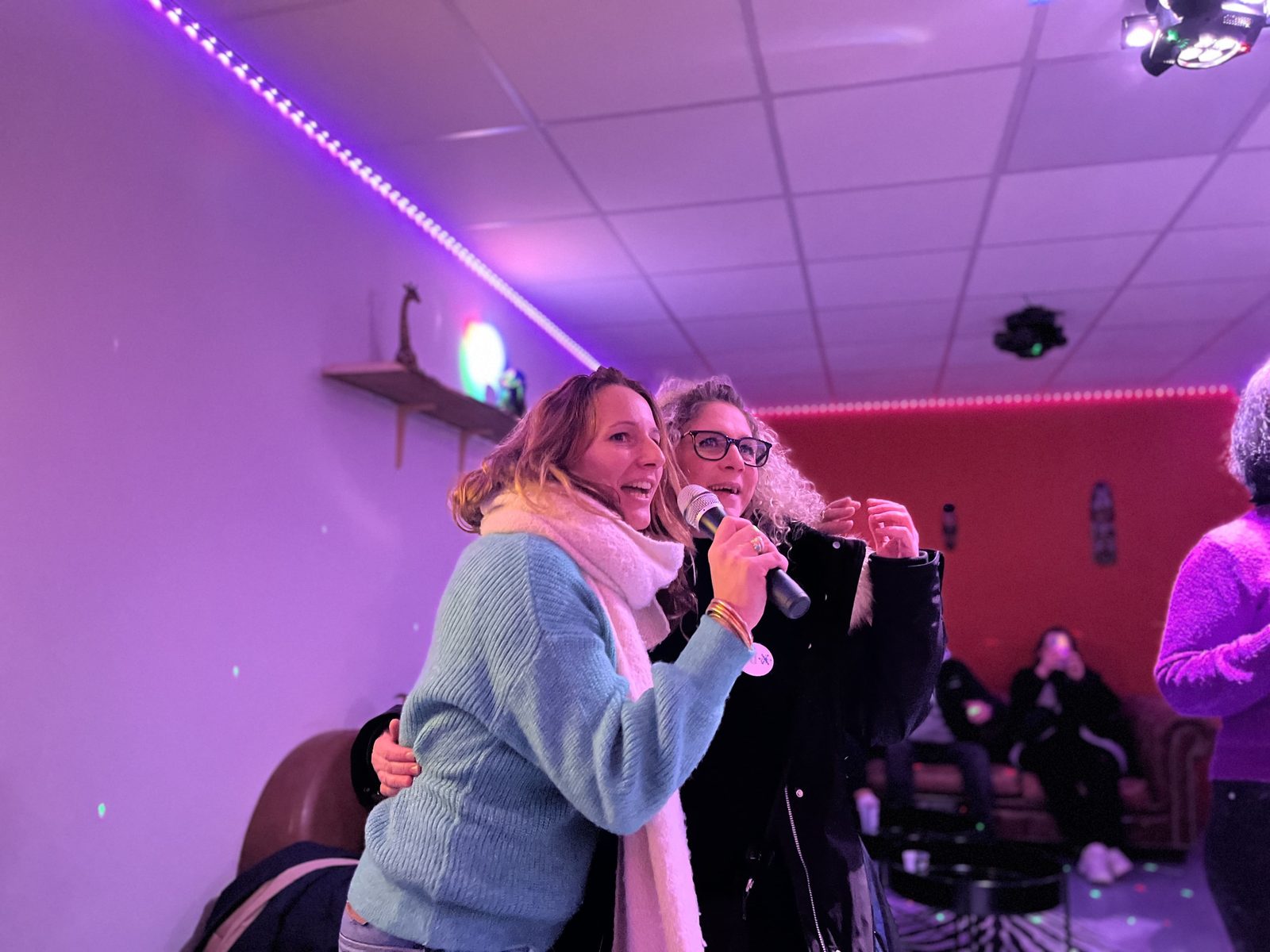 Une session de karaoké dans une salle thématique chez Team Square